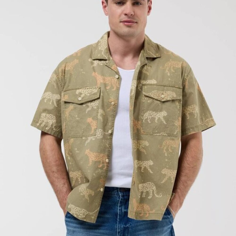 American Eagle Men's Shirt Size M 24/7 Stretch Jaguar Print Button-Up Poolside